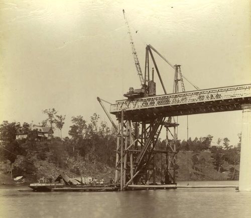 Albert Bridge being constructed. Tignabruaich can be seen in the background.