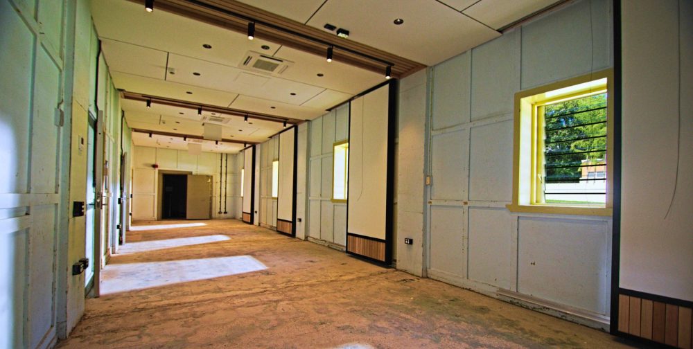 _MG_2912 The Gallery - Long room with four windows on the right